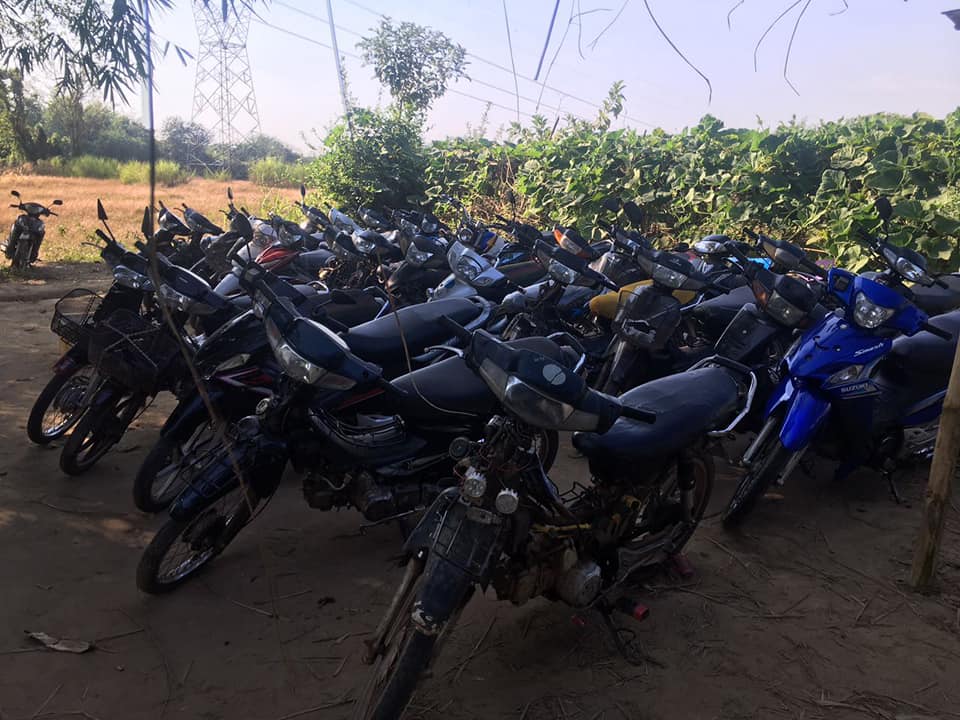 တုိက္ႀကီးၾကက္၀ုိင္း ရဲက ၀င္ဖမ္း၊ လူမမိဘဲ ဆုိင္ကယ္ ၃၆ စီးသာ သိမ္းဆည္းမိ