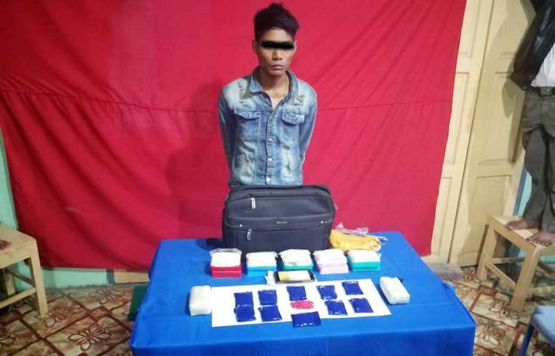 မုံရြာ KTV တြင္ ရဲတပ္ဖြဲ႔၀င္တဦးထံမွ မူးယစ္ေဆးမ်ား ဖမ္းမိ