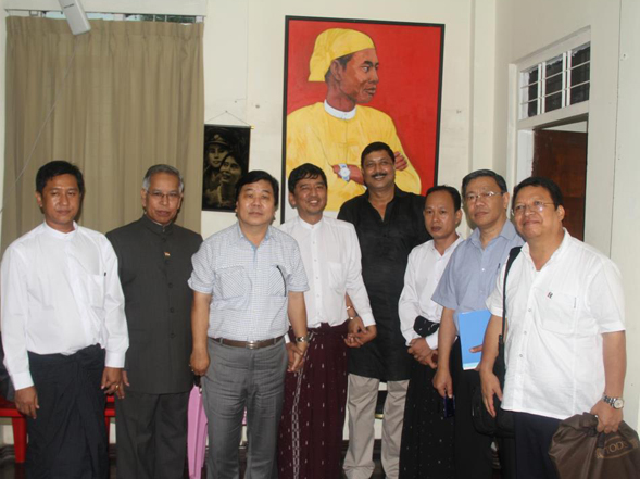 စီးပြားေရးတခုတည္းမၾကည့္ရန္ အိနၵိယအမတ္မ်ားကုိ ၈၈ တုိက္တြန္း