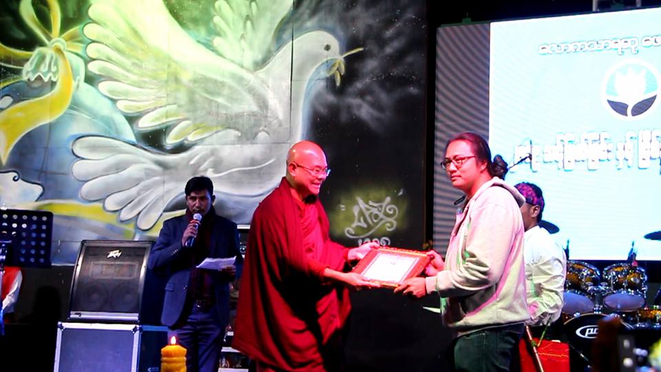 ဘာသာေပါင္းစံု ၿငိမ္းခ်မ္းေရးလႈပ္ရွားသူ ကိုသက္ေဆြဝင္း ေလာကသာရဆုရရွိ