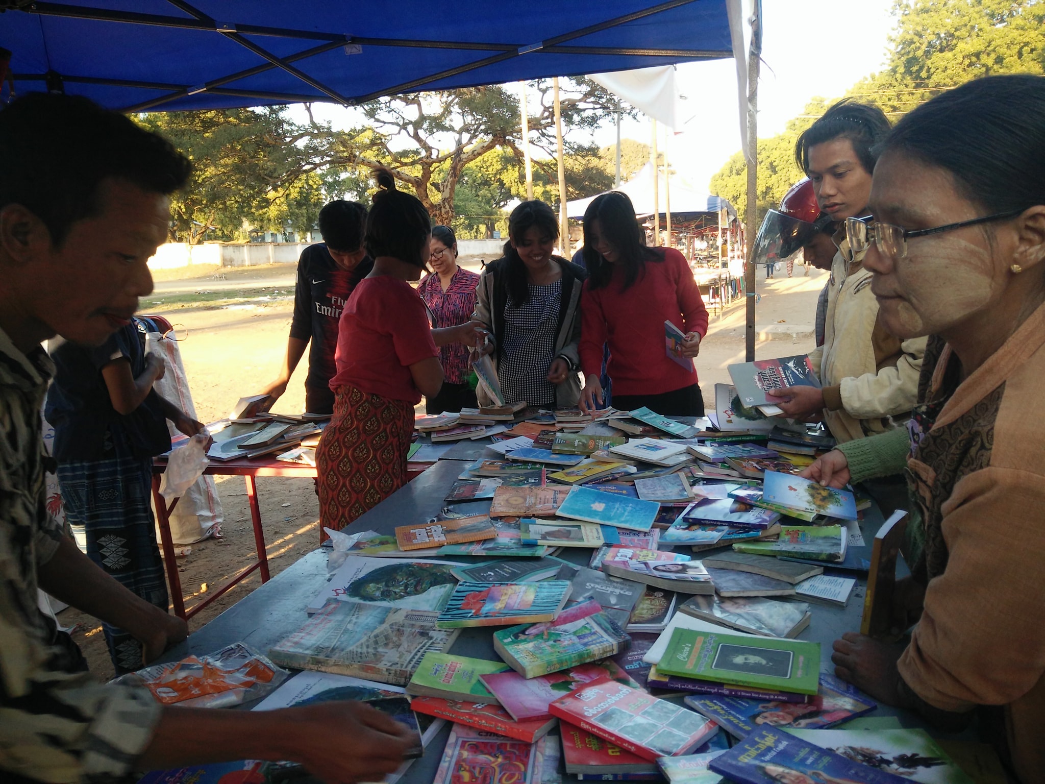 ေညာင္ဦးၿမဳိ႕က ထူးထူးျခားျခား စာအုပ္စတုဒီသာအလႉပြဲ (ဓာတ္ပံု)