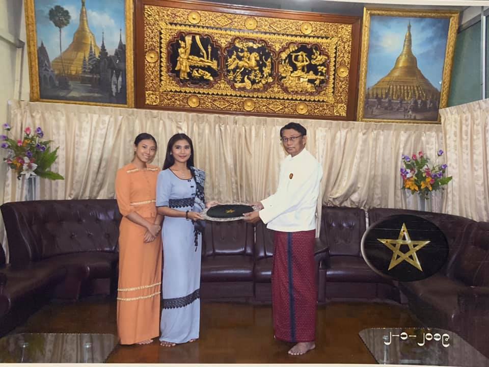 ႏွစ္သစ္အလႉအျဖစ္ အကယ္ဒမီေရႊၾကယ္ကို ေရႊတိဂံုဘုရားတြင္ ခိုင္သင္းၾကည္ လႉဒါန္း (ဓာတ္ပံု)