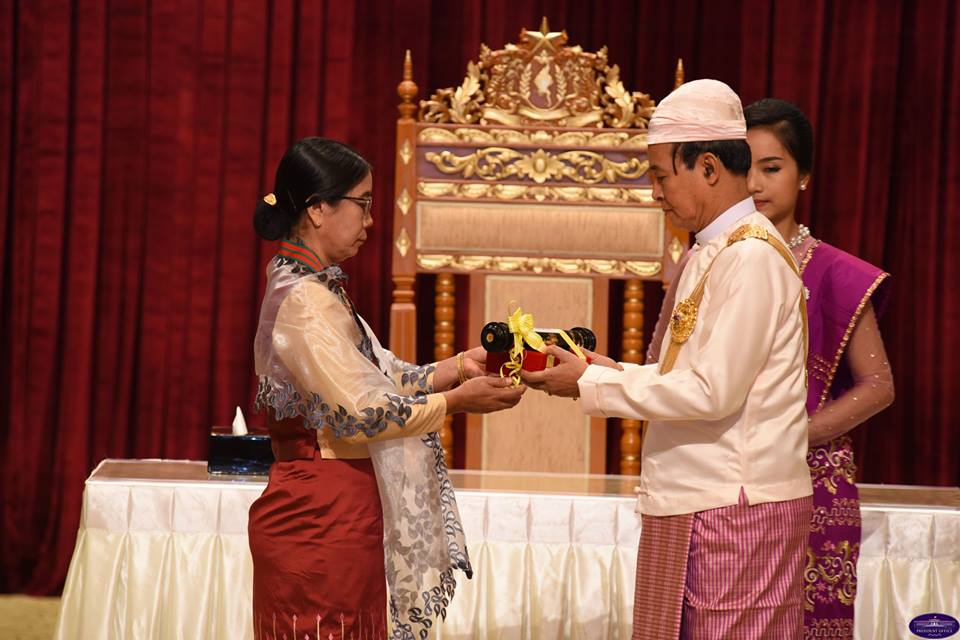 တပ္မေတာ္ဆုိင္ရာ သူရဘြဲ႔ ရရွိသူ ၂ ဦးကုိ သမၼတက ဂုဏ္ထူးေဆာင္ဘြဲ႔ ခ်ီးျမႇင့္