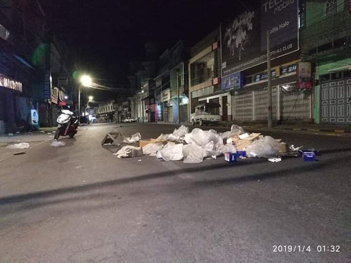 ေမာ္လၿမိဳင္ လြတ္လပ္ေရးေန႔တြင္ ပန္းအုိးမ်ား႐ုိက္ခြဲ၍ အမႈိက္မ်ား ဖြထား