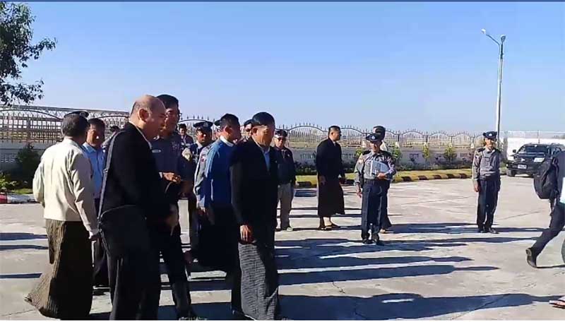 အတုိင္ပင္ခံ႐ုံး ဒုဝန္ႀကီးႏွင့္အဖြဲ႔ ရဲကင္းစခန္းမ်ား တုိက္ခုိက္ခံရသည့္ ဘူးသီးေတာင္ကုိ သြားမည္