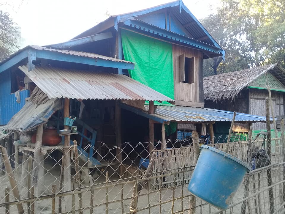 အိမ္ၿခံ၀န္းေရွ႕ အမႈိက္ပုံးမ်ား ခ်ိတ္ဆြဲထားသည့္ အမႈိက္ကင္းစင္ေရး ေက်းရြာ (ဓာတ္ပုံ)