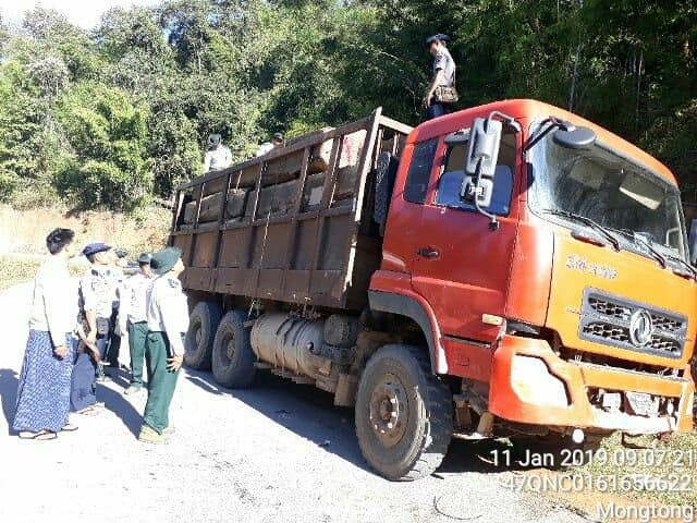 မုိင္းတုံတြင္ ပုိင္ရွင္မဲ့ တရားမ၀င္သစ္တင္ ကား ၂ စီး ဖမ္းမိ