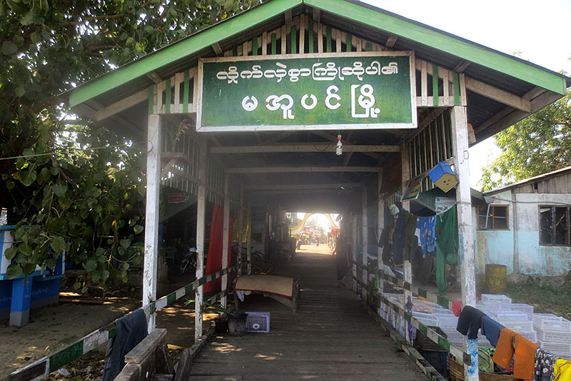 တခါကစည္ကားခဲ့ေပမယ့္ ခုေတာ့ လူသူကင္းမဲ့ေနတဲ့ မအူပင္ၿမိဳ႕ရဲ႕ သဘၤာဆိပ္ျမင္ကြင္း (ဓာတ္ပုံ)