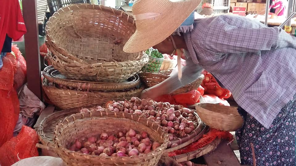 ျမင္းၿခံတြင္ မုိးၾကက္သြန္နီေစ်းႏႈန္းမ်ား ဆက္တုိက္က်ဆင္းေန