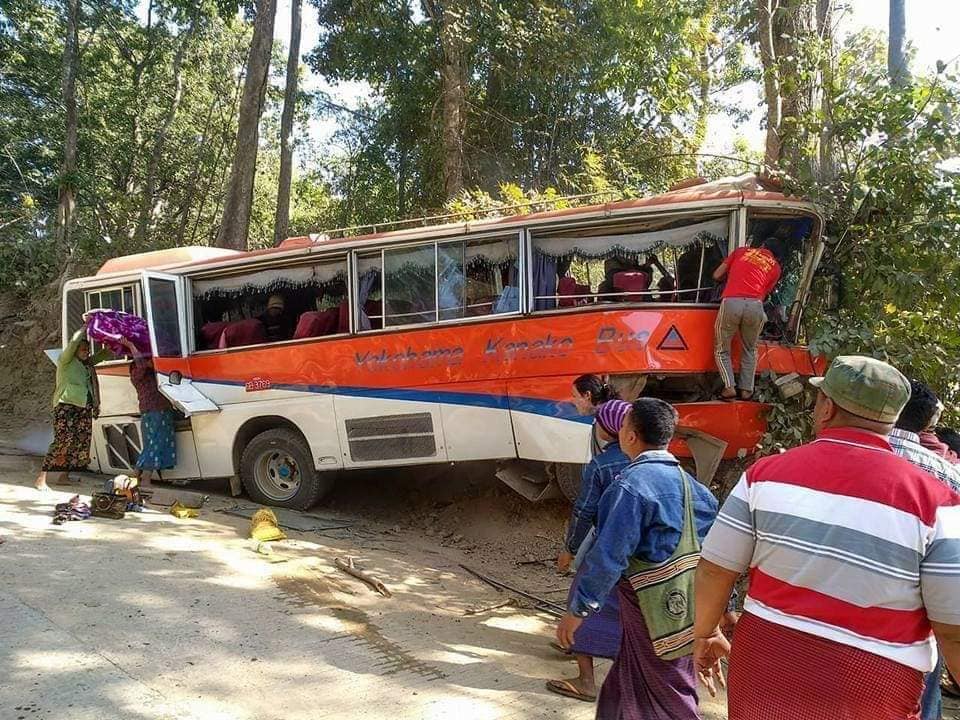 အေလာင္းေတာ္ကႆပဘုရားဖူးကား သစ္ပင္၀င္တိုက္၊ ခရီးသည္အခ်ိဳ႕ ဒဏ္ရာရ