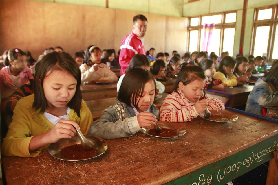 ဖယ္ခံုၿမိဳ႕နယ္ရွိ ကယန္းေက်ာင္းသူ၊ ေက်ာင္းသားမ်ားကို ေန႔စဥ္ အဟာရတိုက္ေက်ြး