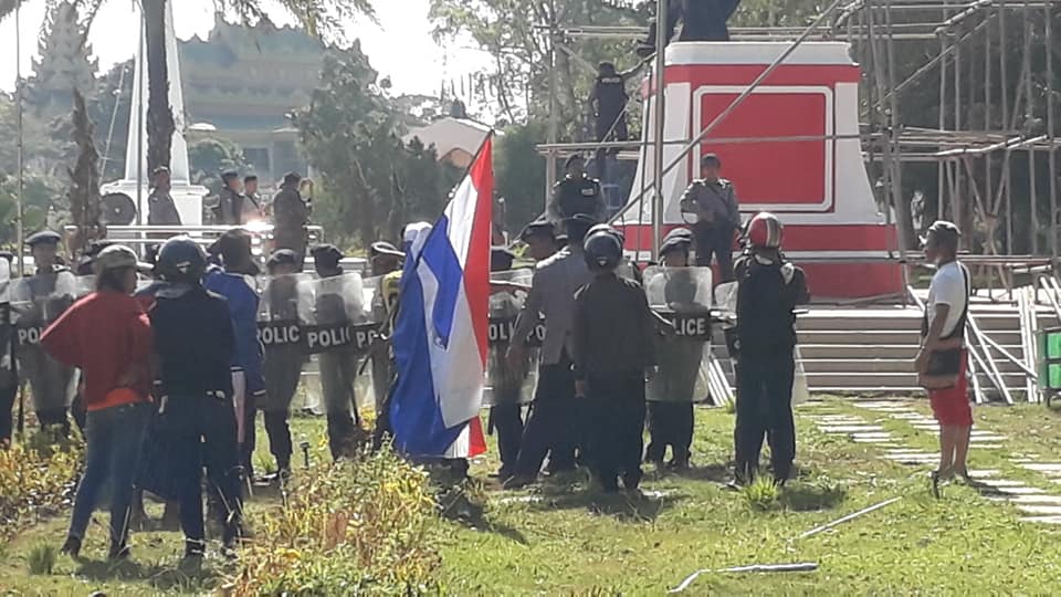 လြဳိင္ေကာ္တြင္ ဗုိလ္ခ်ဳပ္ေၾကး႐ုပ္စုိက္ထူမည့္အေပၚ ကရင္နီလူငယ္မ်ားပိတ္ဆို႔ ဆႏၵျပ