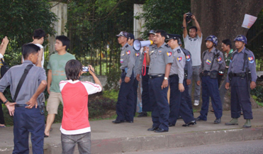 ျငိမ္းခ်မ္းေရးေန့ကုိ အဟန့္အတားၾကားက နုိင္ငံတ၀န္းက်င္းပ