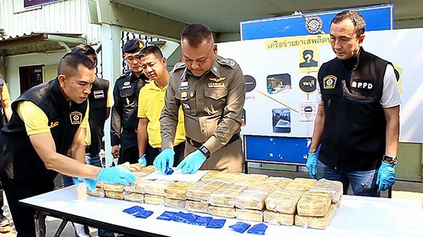ထိုင္းအမ်ိဳးသမီး ၁ ဦး ႏွင့္ ျမန္မာ ၁ ဦးထံမွ စိတ္ႂကြေဆး ၂ သိန္းခြဲခန္႔ ဖမ္းမိ