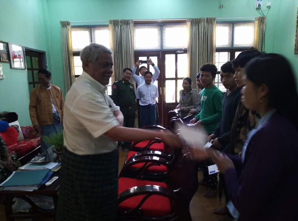 တ႐ုတ္တြင္ ဒုကၡေရာက္ၿပီး ေနရပ္ျပန္လာသူ ၆ ဦးကုိ ေထာက္ပံ့ေငြ ေပးအပ္