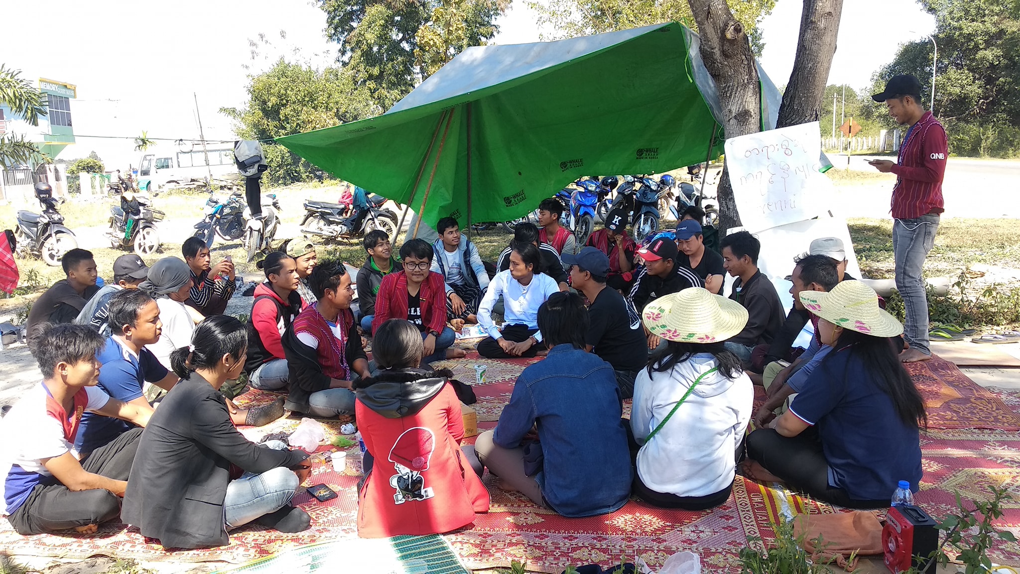 အန္​အယ္​လ္​ဒီပါတီဗဟိုအဖြဲ႔ႏွင့္​​ေဆြး​ေႏြးရန္​ ကရင္​နီလူငယ္​မ်ား သပိတ္​စခန္​းဖြင့္​ေစာင့္ဆိုင္​း