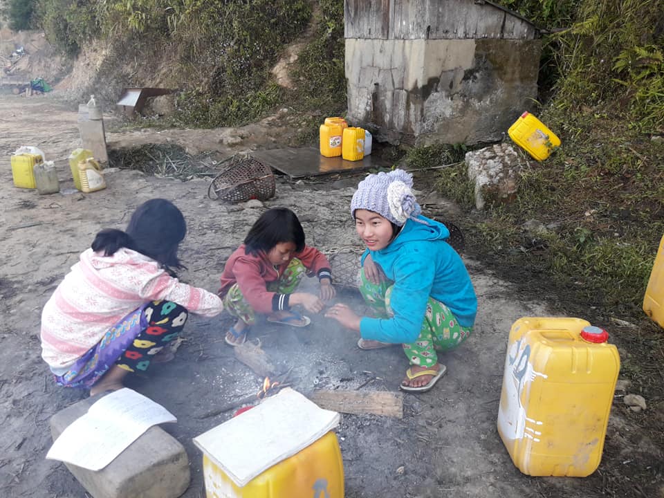 ေရခပ္ရင္း မီးလံႈ စာက်က္ေနၾကတဲ့ နာဂေဒသက ကေလးငယ္ေတြ (ဓာတ္ပံု)