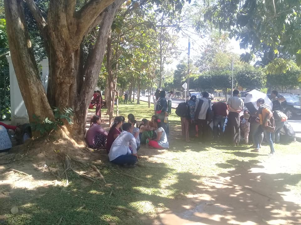 ရန္ကုန္တိုင္းအစိုးရ႐ံုးေရွ႕၌  ကုမၸဏီ ၈ ခုကအလုပ္သမားမ်ား လာေရာက္ေတာင္းဆို