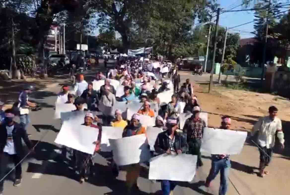 လူထုဆႏၵမပါသည့္ ျမစ္ဆုံစီမံကိန္း အၿပီးတုိင္ရပ္ဆုိင္းရန္ ျမစ္ႀကီးနားတြင္ ဆႏၵျပ