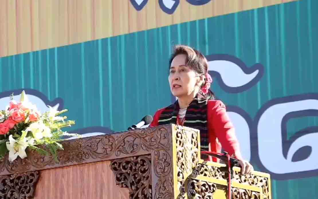ျပည္သူကုိေပးခဲ့သည့္ကတိအတုိင္း တဆင့္ခ်င္း အေကာင္အထည္ေဖာ္ေနဟု အတုိင္ပင္ခံေျပာ