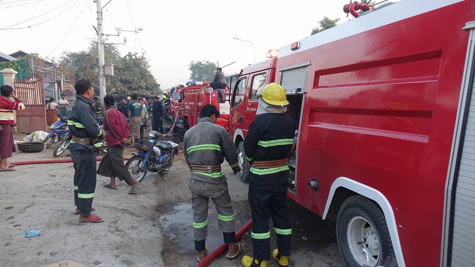မီးၿငိႇမ္​းသတ္ၿပီးျပန္လာသည့္ မီးသတ္ကား ၂ စီးတိုက္​မိ