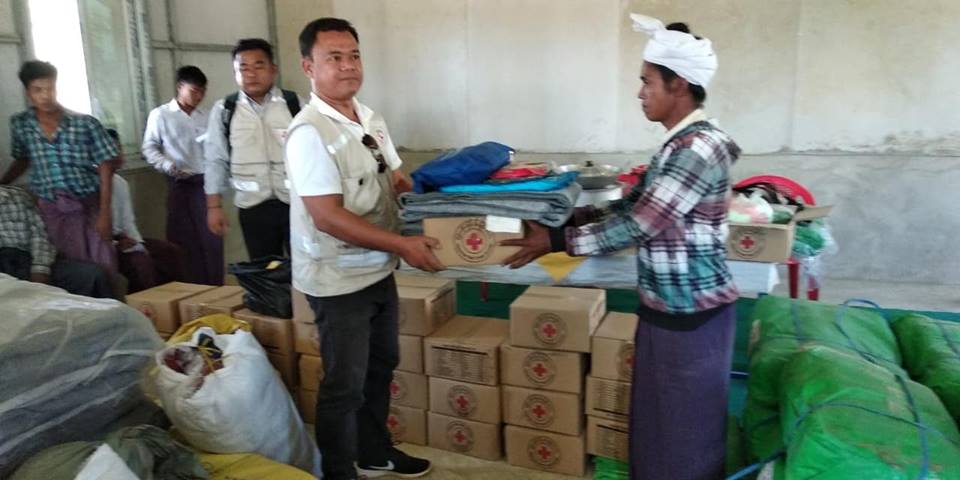 ေမာင္ေတာၿမိဳ႕နယ္က ရြာလုံးကၽြတ္ ေျပာင္းလာသူမ်ားကုိ အသုံးအေဆာင္ပစၥည္းမ်ား ေထာက္ပံ့