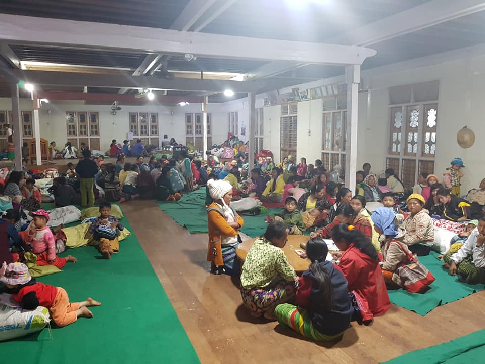 ရွမ္းလက္နက္ကိုင္အဖြဲ႔မ်ား တိုက္ပြဲေၾကာင့္ ေက်ာက္မဲၿမိဳ႕ေပၚသို႔ ရြာသား ၅၀၀ ခန္႔ တိမ္းေရွာင္
