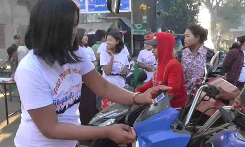 ျမစ္ဆုံေရအားလွ်ပ္စစ္စီမံကိန္း ဖ်က္သိမ္းေပးရန္ လက္မွတ္ေကာက္ခံဆႏၵျပ