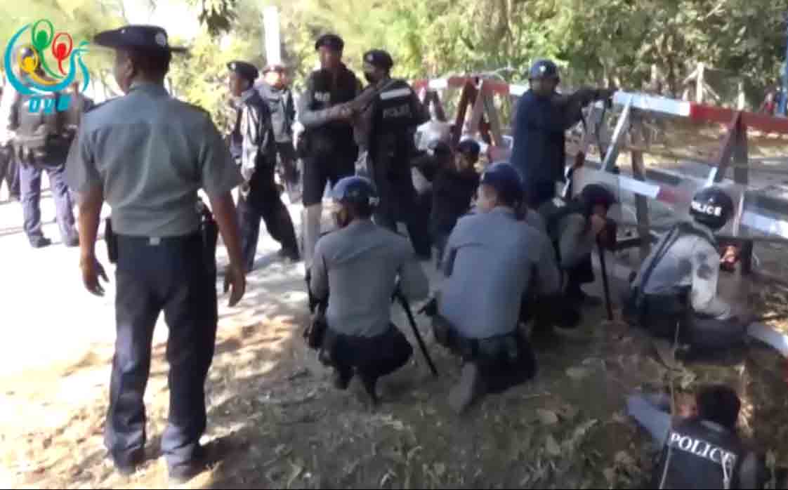 ဆႏၵျပ ကရင္နီလူထုကို ရဲတပ္ဖြဲ႔က ရာဘာက်ည္ျဖင့္ပစ္ခတ္ၿဖိဳခြင္း၊ ၁၀ ဦး ဒဏ္ရာရ (႐ုပ္သံ)
