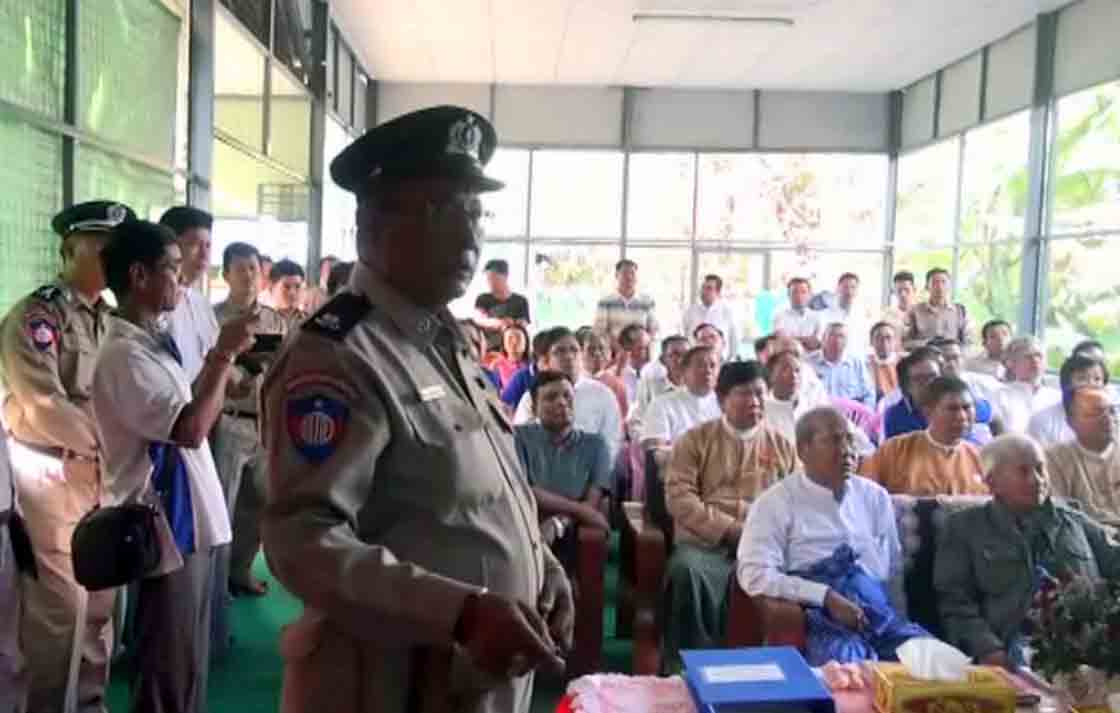 မေကြးတုိင္း၀န္ႀကီးခ်ဳပ္ႏွင့္ ႏိုင္ငံေရးအက်ဥ္းသားေဟာင္းမ်ား သရက္ေထာင္ သြားေရာက္လႉဒါန္း