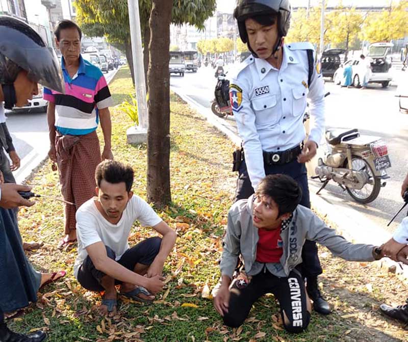 ပုိက္ဆံအိတ္လုေျပးသူ ၂ ဦးကုိ ယာဥ္ထိန္းရဲႏွင့္ျပည္သူမ်ား ၀ုိင္း၀န္းဖမ္းဆီး (ဓာတ္ပုံ)