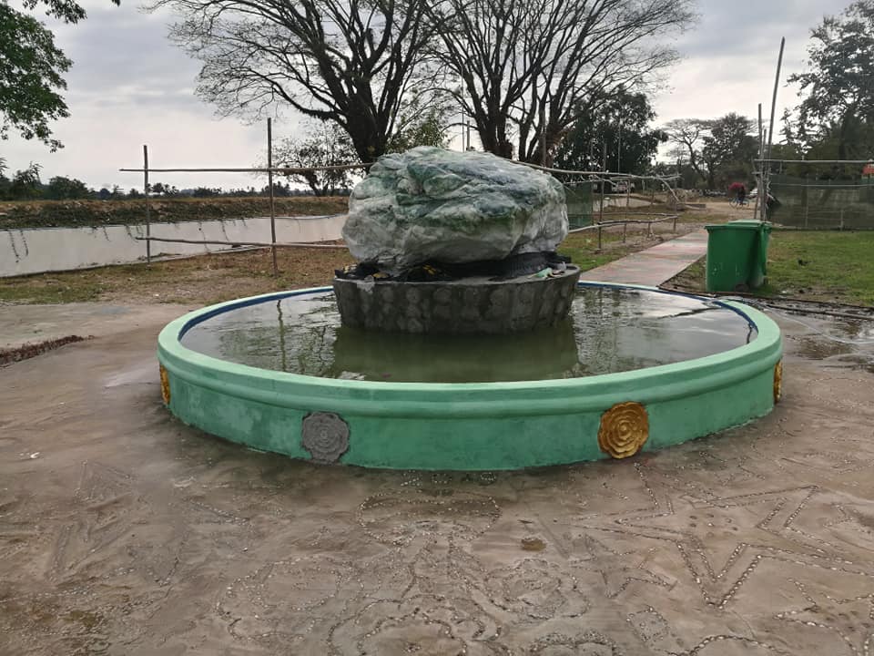 ခႏၱီးၿမိဳ႕သေကၤတအျဖစ္ အေလးခ်ိန္ ၃ တန္ေက်ာ္ ေက်ာက္စိမ္းတံုးႀကီးထားရွိ