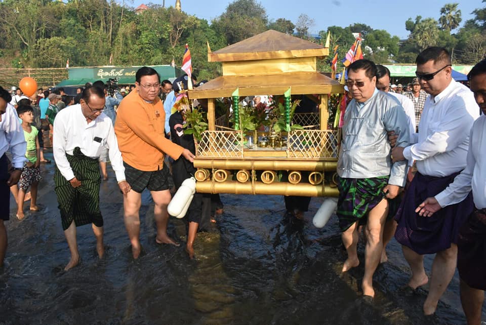 ဧရာဝတီတိုင္းဝန္ႀကီးခ်ဳပ္ႏွင့္ ေဇကမၻာဦးခင္ေရႊတို႔ ဟိုင္းႀကီးကၽြန္းတြင္ နဂါးစာေကၽြး