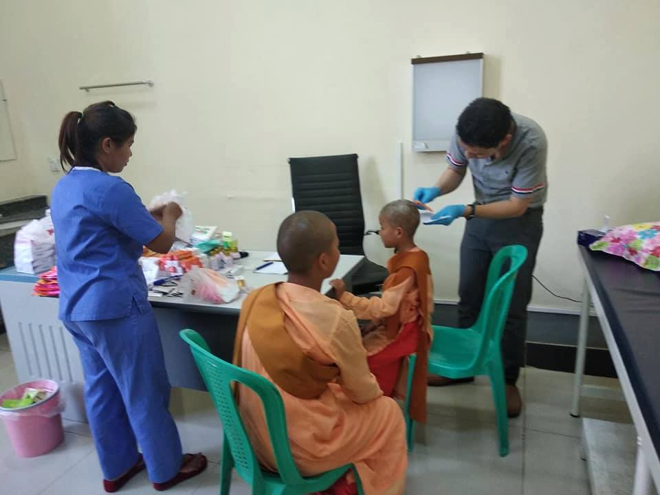 ပ်ဥ္းမနားသံဃာ့ေဆး႐ံုတြင္ ကိုရင္ႏွင့္သီလရွင္မ်ားကို ေဆးကုသေပး