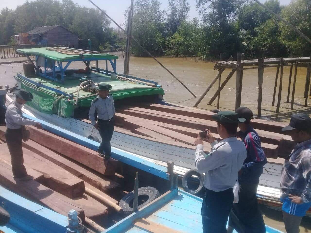 ဖ်ာပုံျမစ္အတြင္း သစ္ေမွာင္ခုိ စက္ေလွ ၂ စီး ဖမ္းမိ
