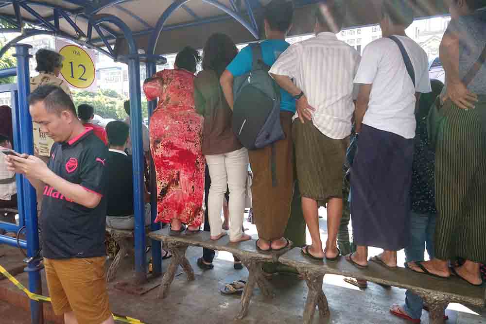 Line Walker- 2  ရိုက္ကြင္းကို လာေရာက္ၾကည့္႐ႈေနသူမ်ား  (ဓာတ္ပံု)