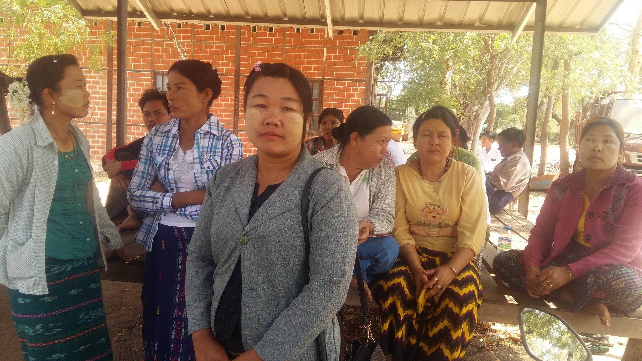 မသြဲ႔သြဲ႔၀င္းတို႔ ၃ ဦးကုိ တားဆီးပိတ္ပင္မႈျဖင့္ ဒဏ္ေငြ ငါးေသာင္းစီခ်မွတ္
