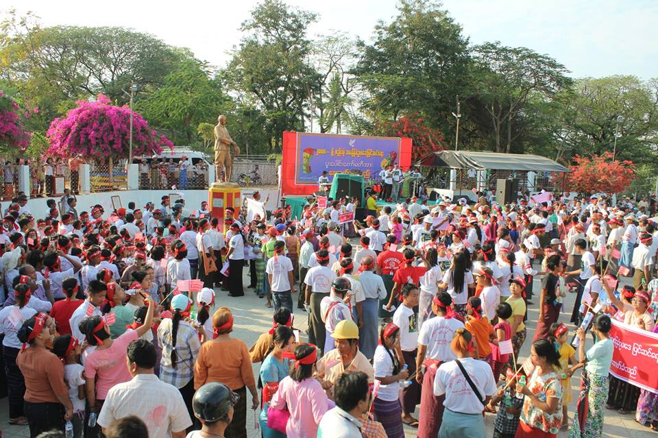 ဖြဲ႔စည္​းပံုအ​ေျခခံဥပ​ေဒ ျပင္​ဆင္​​ေရး​ ​ေထာက္​ခံပြဲ ေရနံ​ေခ်ာင္​းတြင္​ က်င္းပ (ဓာတ္ပုံ)