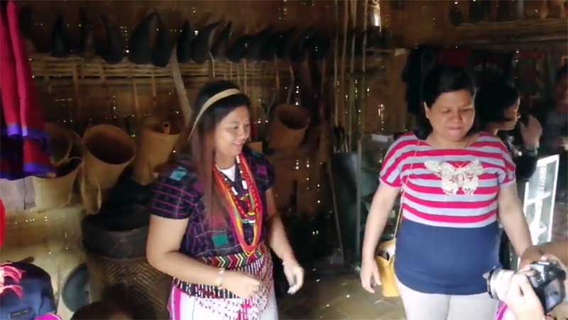 ကန္ပက္လက္ၿမိဳ႕က ေဒၚေပြ႔ထန္းရဲ႕ တပိုင္တႏိုင္ ႐ုိးရာ ျပတိုက္ေလး (႐ုပ္သံ)
