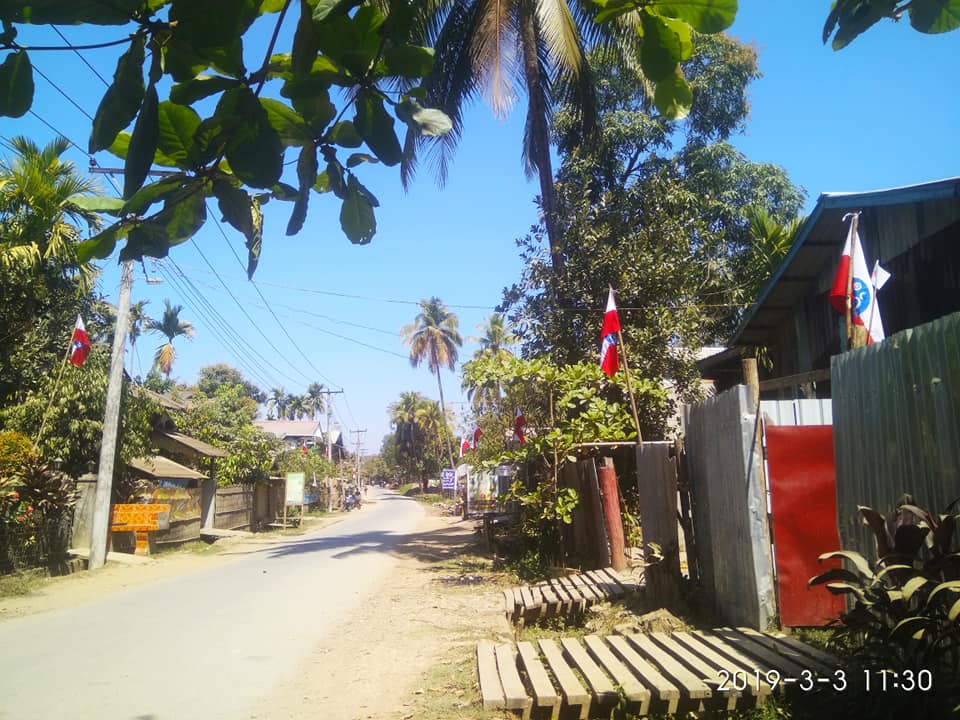 ေျမာက္ဦးၿမဳိ႕ေပၚတြင္ လူေနအိမ္မ်ားေရွ႕ ရခိုင္အလံမ်ားစိုက္ထူ