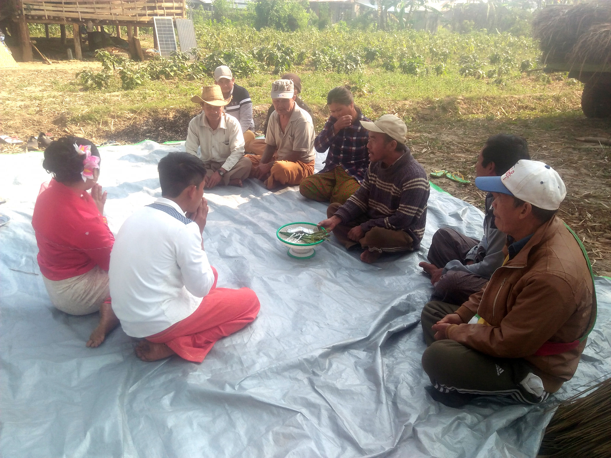တိုက္ပြဲေသနတ္သံၾကား လမ္းခုလတ္မွာ က်င္းပခဲ့ရသည့္ ရွမ္း႐ိုးရာ စစ္ေရွာင္မဂၤလာပြဲ (ဓာတ္ပံု)