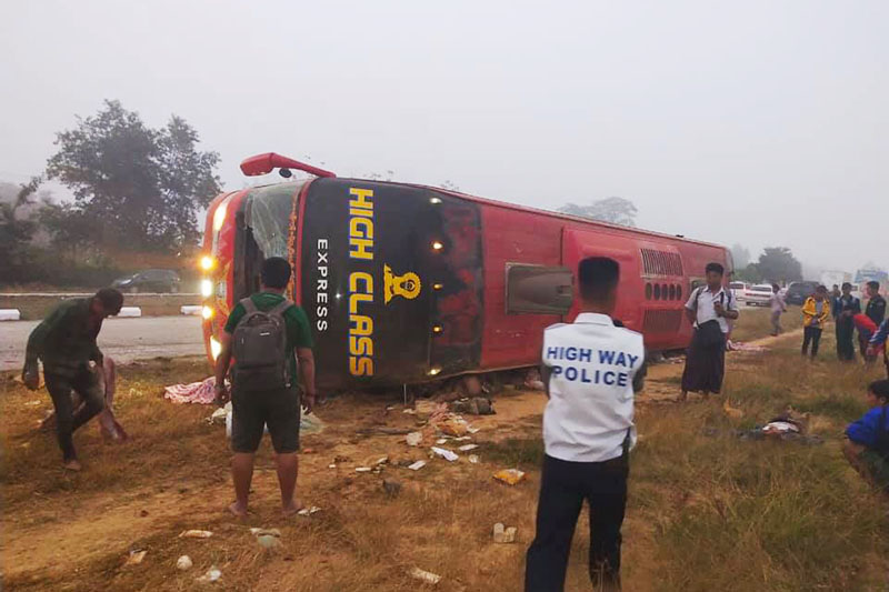 အျမန္လမ္းတြင္ ကေလး-ရန္ကုန္ ခရီးသည္တင္ကားေမွာက္၊ သံဃာ ၄ ပါး အပါအဝင္ ၁၁ ဦး ေသဆံုး