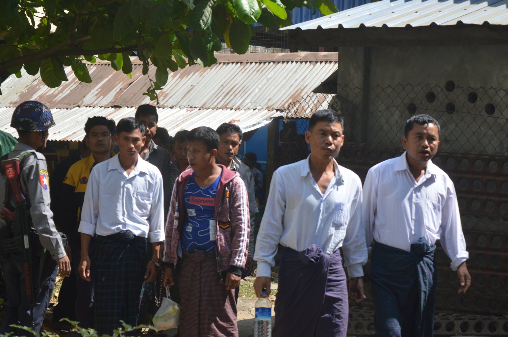 မတရားအသင္းဆက္သြယ္မႈျဖင့္ ဖမ္းဆီးႏွိပ္စက္ခံရသည့္ ရခိုင္တိုင္းရင္းသား ၁၃ ဦးကို ႐ံုးထုတ္