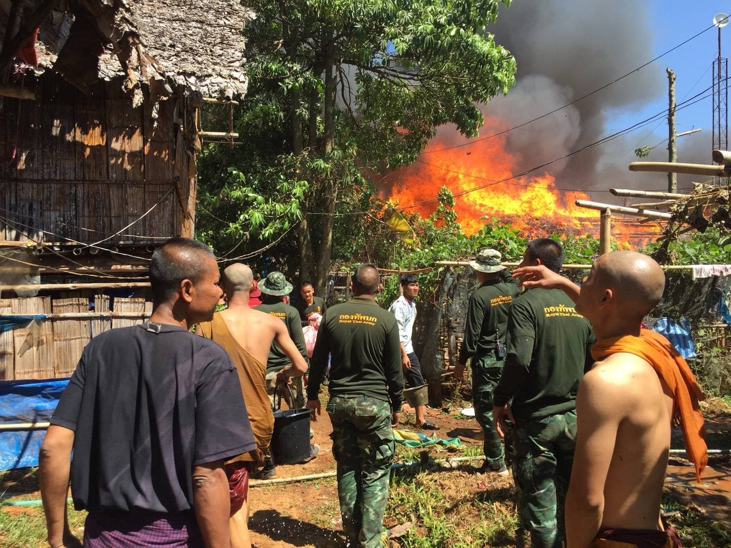 ႏုိ႔ဖုိးဒုကၡသည္စခန္းမီးေလာင္မႈ လူေပါင္း ၄၀၀ ေက်ာ္အုိးအိမ္မဲ့ျဖစ္
