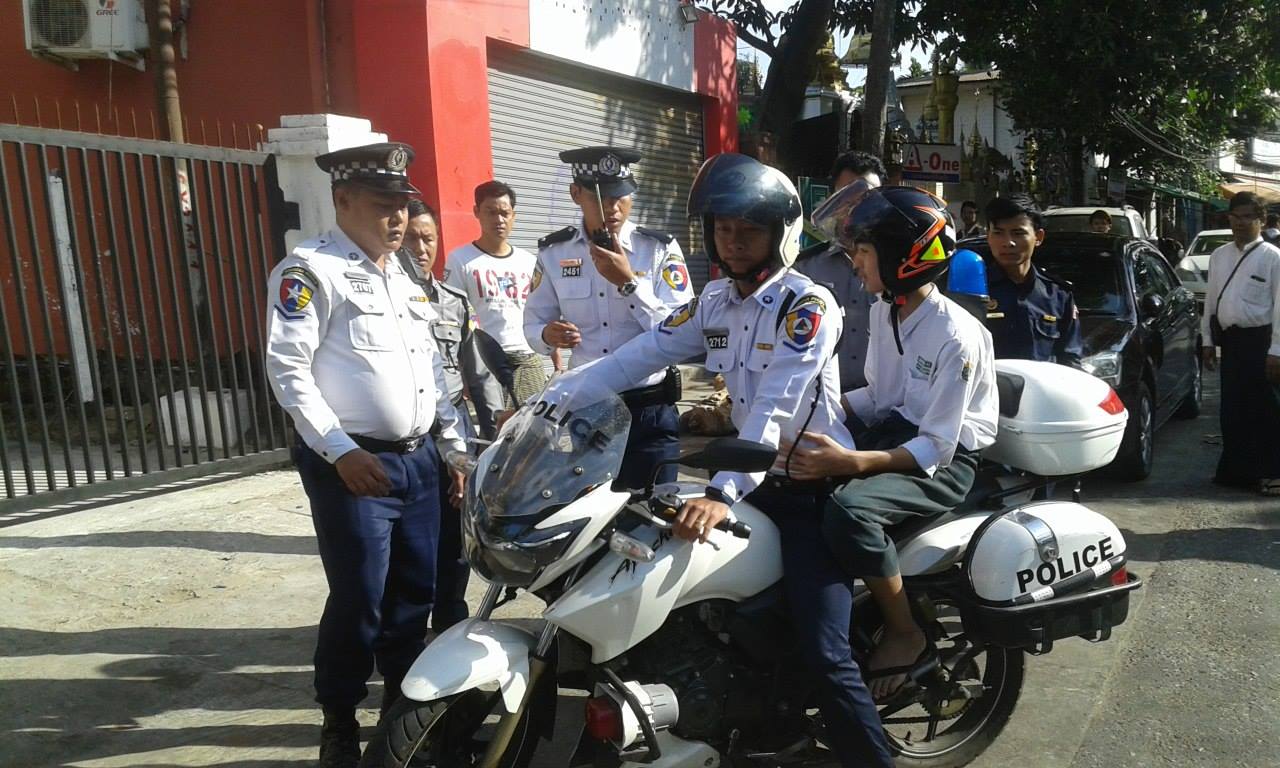 စာေမးပြဲေျဖရန္ ေက်ာင္းမွားေရာက္လာသည့္ ေက်ာင္းသူေက်ာင္းသားမ်ားကို ယာဥ္ထိန္းရဲလိုက္ပို႔
