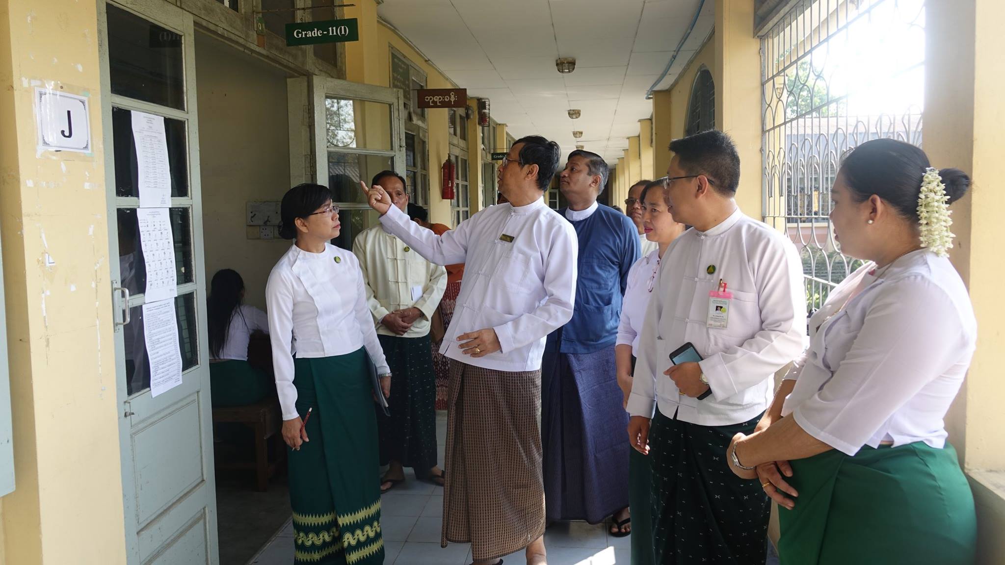 တကၠသိုလ္ဝင္စာေမးပြဲ ဒုတိယေန႔ ရန္ကုန္တိုင္းပညာေရးမႉး႐ုံး တာ၀န္ရွိသူမ်ား ၾကည့္႐ႈ (ဓာတ္ပုံ)