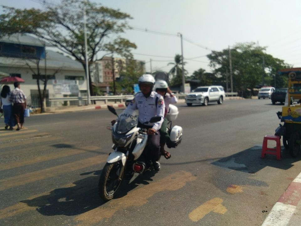 အိပ္ေပ်ာ္ေန၍ စာေျဖခ်ိန္ေနာက္က်သည့္ ေက်ာင္းသားကုိ ယာဥ္ထိန္းရဲ အခ်ိန္မီပုိ႔ေဆာင္