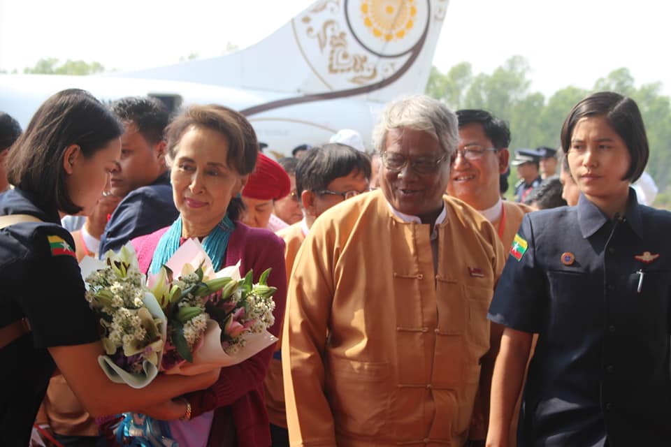 ႏိုင္ငံေတာ္၏အတိုင္ပင္ခံပုဂၢိဳလ္ မံုရြာၿမိဳ႕သို႔ ေလယာဥ္ျဖင့္ ေရာက္ရွိ (ဓာတ္ပံု)