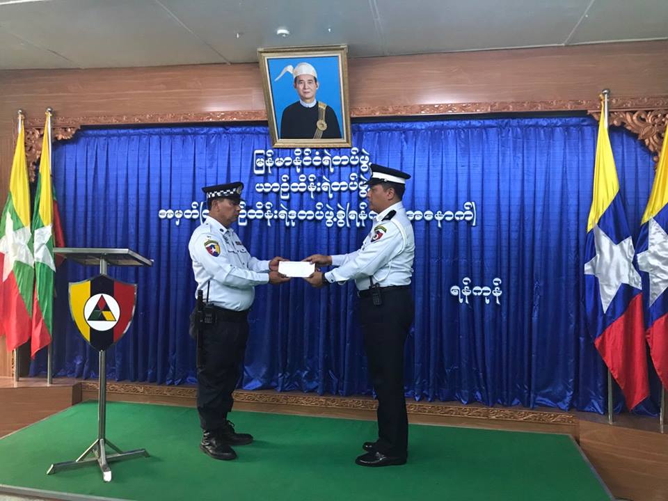ေက်ာင္းသား/သူ ၃ ဦးအား စာေမးပြဲအခ်ိန္မီေျဖဆုိရန္ ပုိေပးခဲ့သည့္ ယာဥ္ထိန္းရဲ ၂ ဦးကုိ  ဆုေငြေပးအပ္