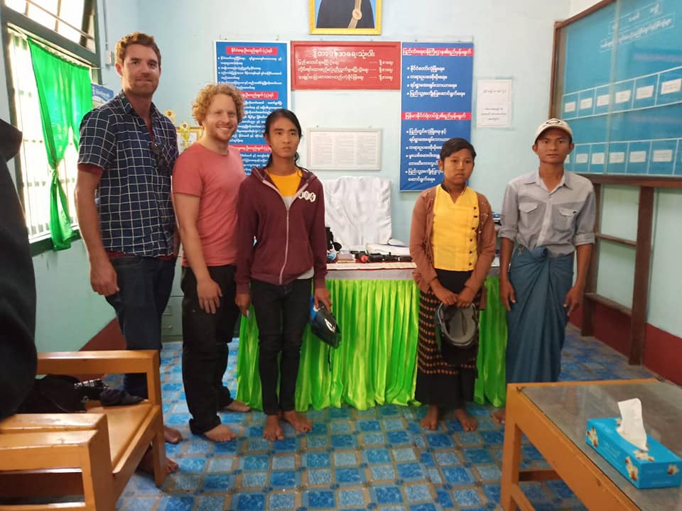 ႏိုင္ငံျခားသား က်ေပ်ာက္သည့္ ခရီးေဆာင္အိတ္ကို ေကာက္ရ ေဒသခံ ျပန္ေပး